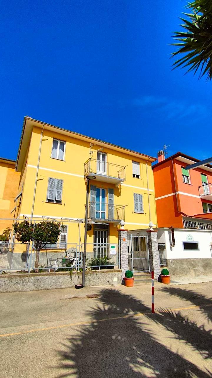 B&B Petit Dejeuner Chiavari Exterior foto
